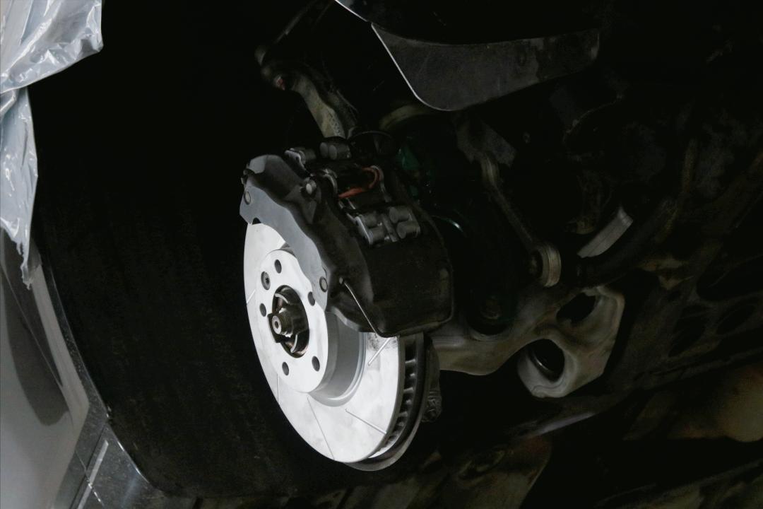 奥迪q7报废厂,老款奥迪q7出车祸