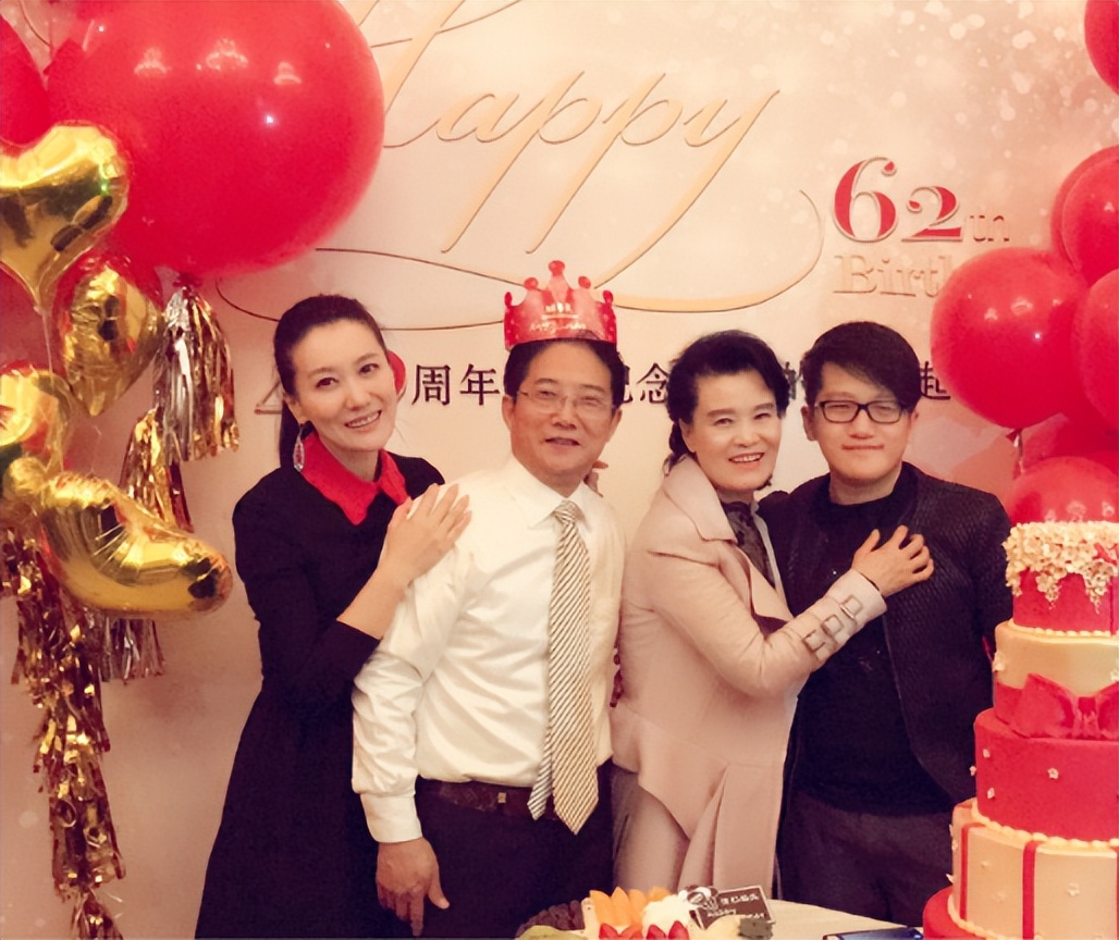 “大魔王”谭晶：当年高考她哭了3天，嫁给大9岁的院士幸福吗？