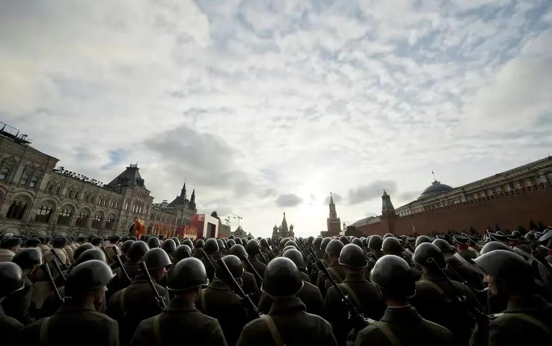 经济问题不断,3大战略支柱动摇,看过苏联故事:美国将被反围猎