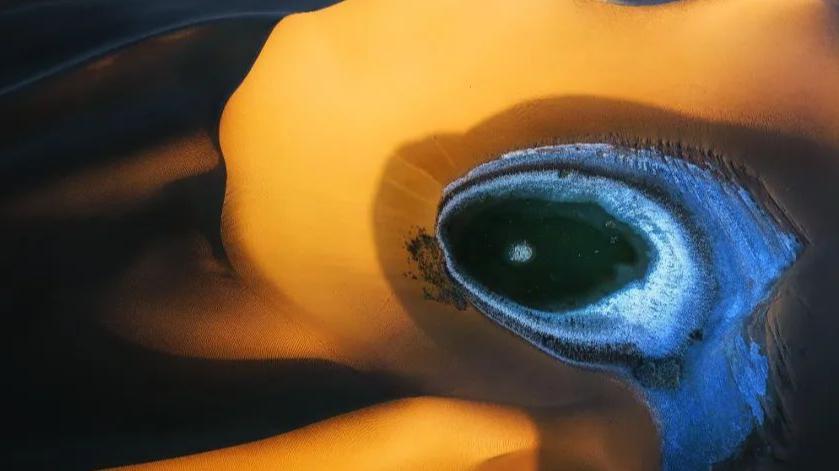 泉深八百似赤瞳，流经后寸草不生，青海的“恶魔之眼”如何形成？