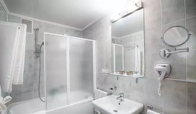 卫生间装玻璃门会不会没有隐私,家里卫生间有必要用钢化玻璃吗