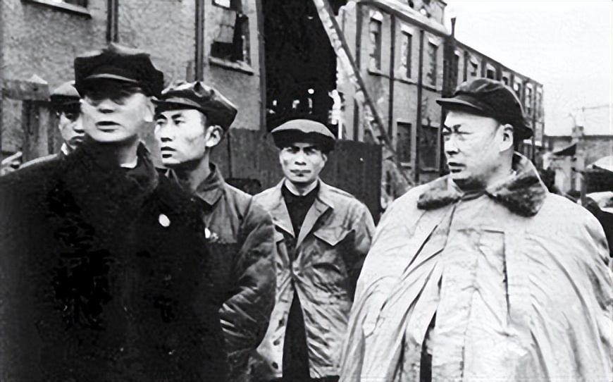 1955年十大元帅授衔，蒋介石指着陈毅对宋美龄说：这个人太厉害了