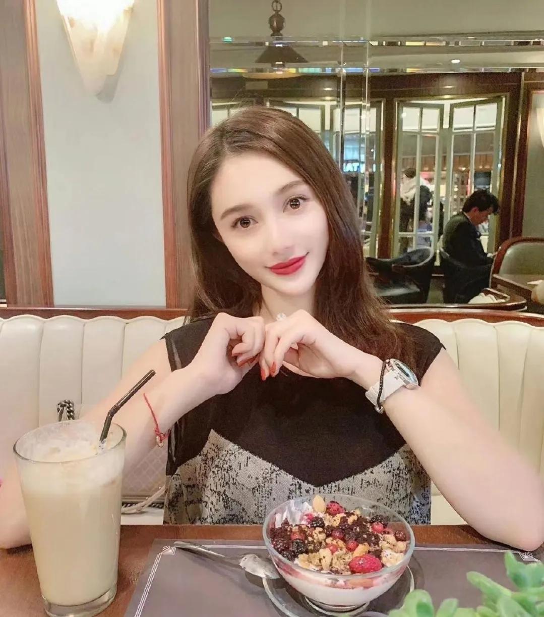 黄晓明和绯闻女友深夜泡吧,黄晓明和新女友酒吧玩到半夜