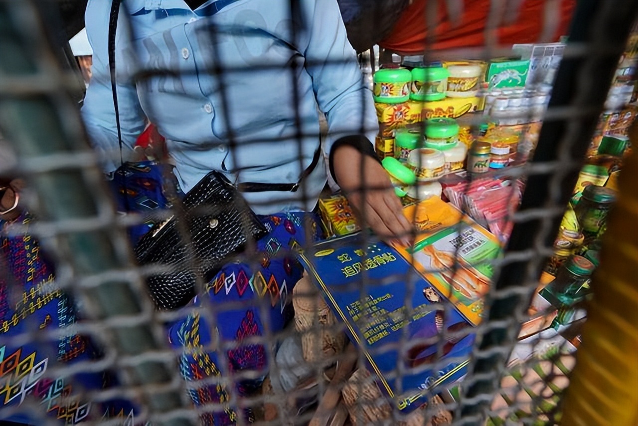 中缅边境铁丝网下交易，中国人大多是瑞丽人，缅甸货价格低廉