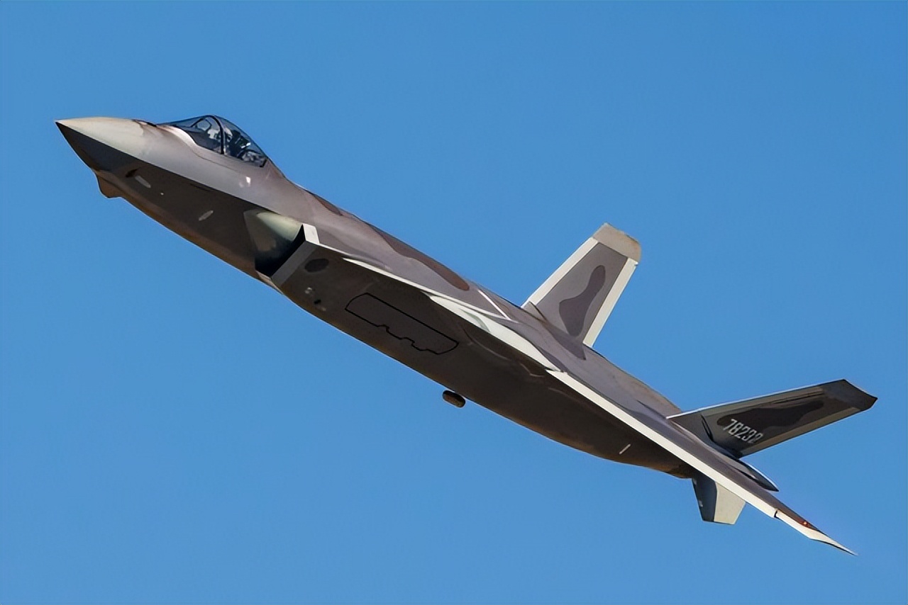 歼20首次证实常态化巡航，隐身涂层坚固耐用低成本，性能更胜F22