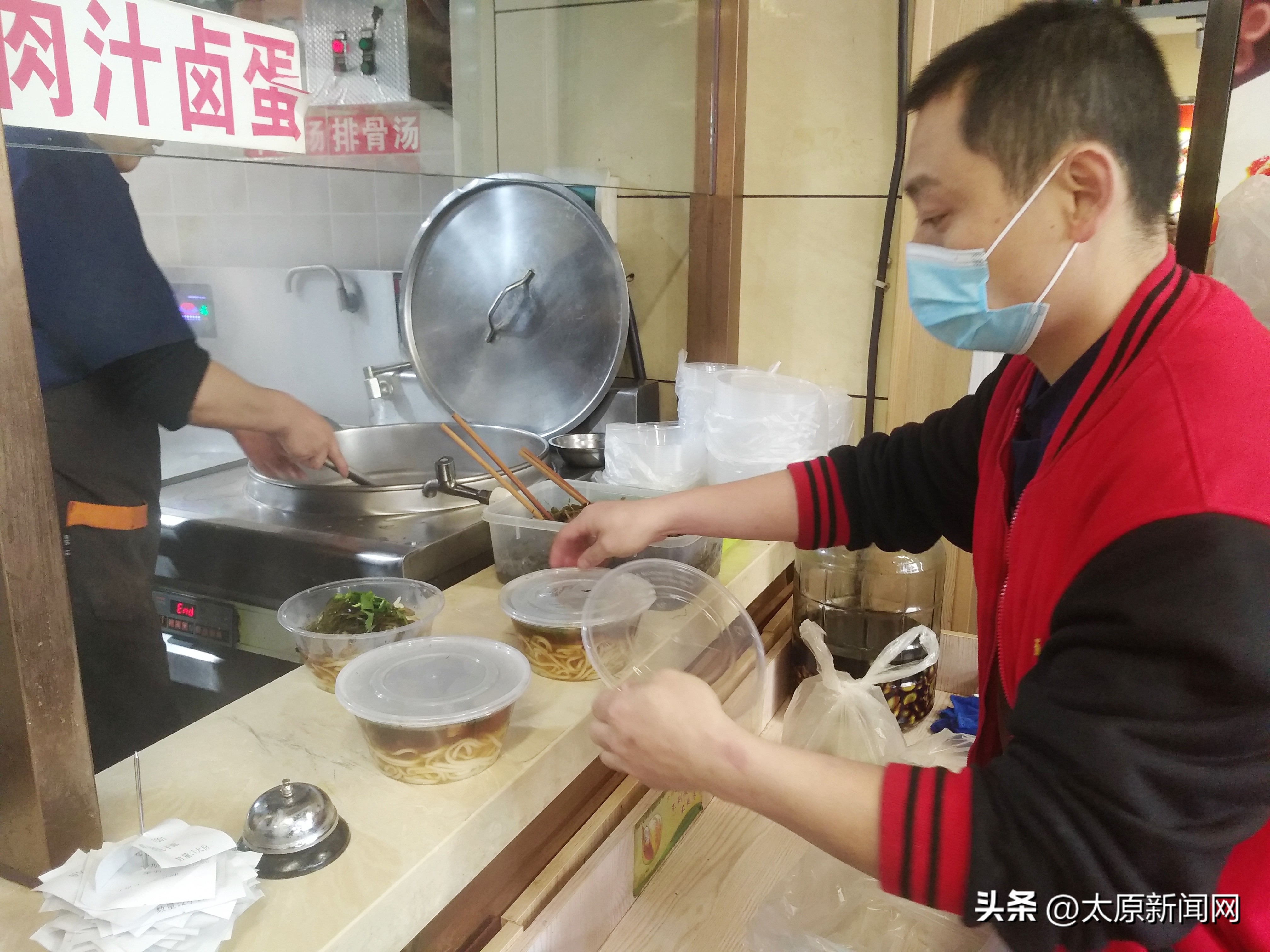 面馆每天给防疫人员送餐,暖心面馆免费给环卫工提供面条