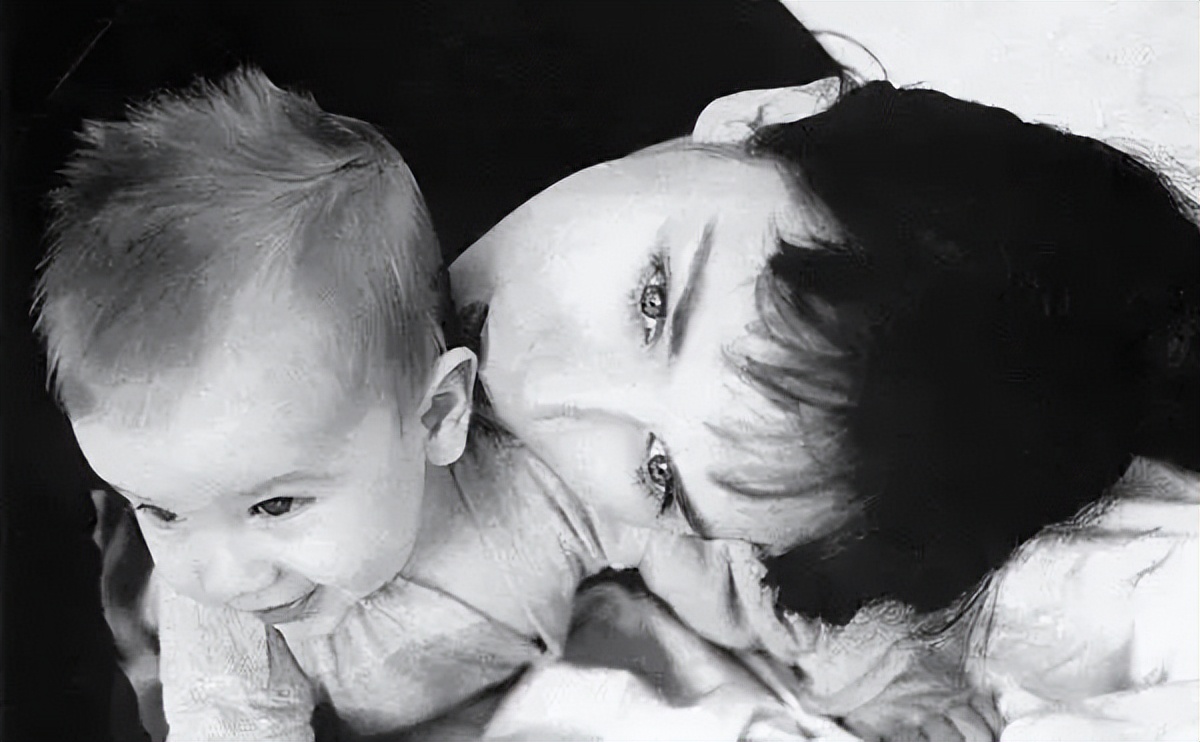 娶了巩俐的雅尔，曾有个漂亮的未婚妻，对方正是法国女神阿佳妮