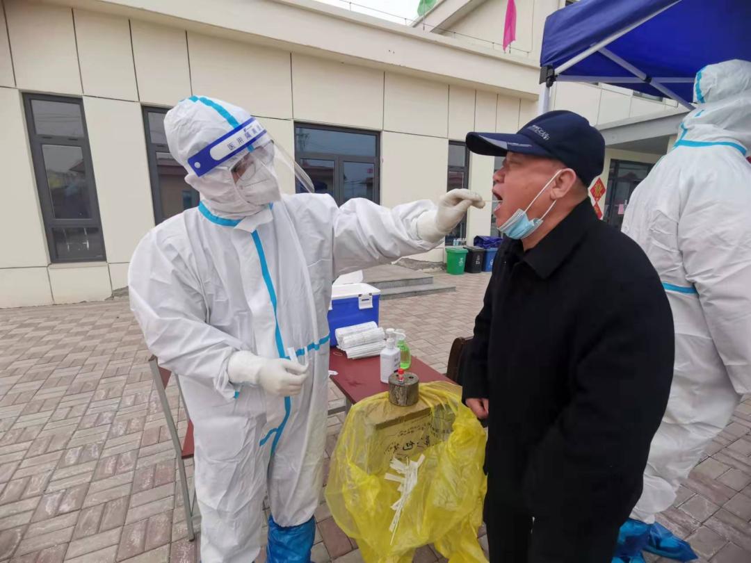 高效有序街道开展全员核酸检测,井然有序的核酸检测现场