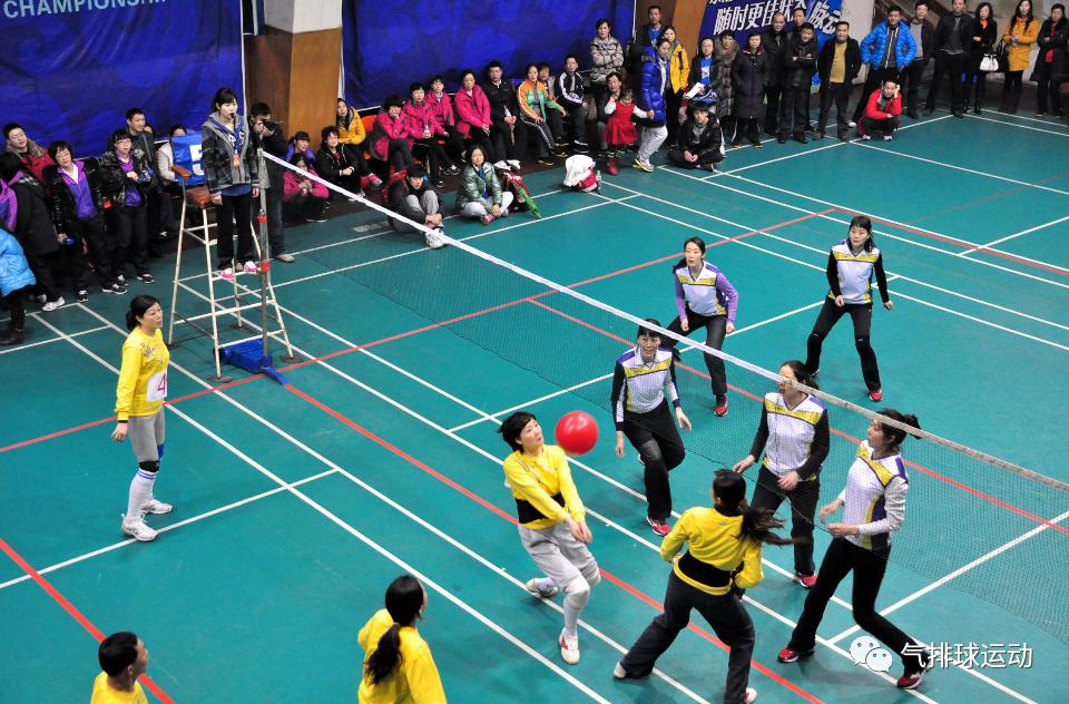 气排球捧球动作技术视频,气排球接球基本功训练个人
