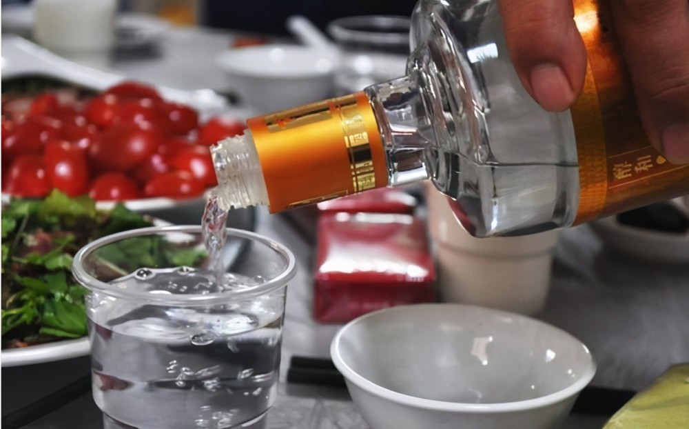 为什么喝完白酒后一直头疼,喝完白酒为什么胃会这么难受