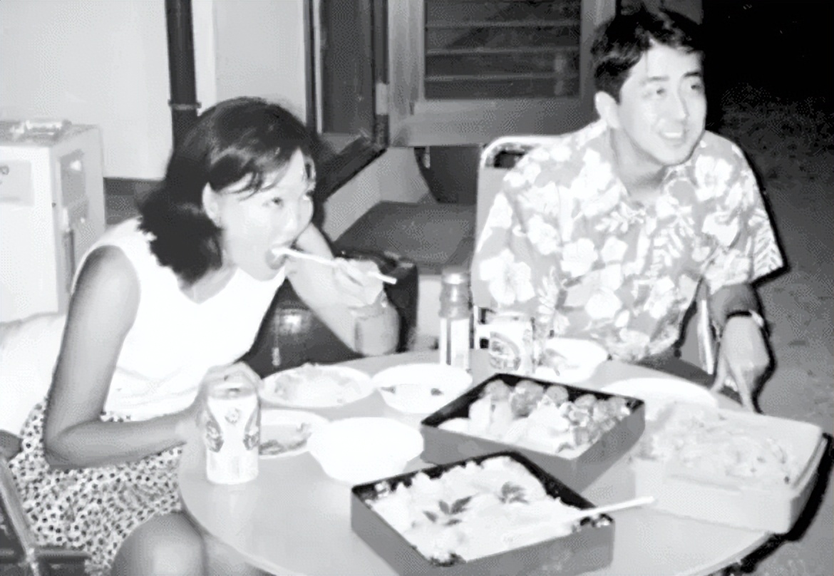 安倍遇刺身亡在场女保镖引热议,安倍妻子对安倍遇刺的反应