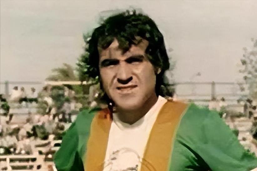 殴打球迷、收买对方球员、26年0进球，他为何敢自称巴西球王？