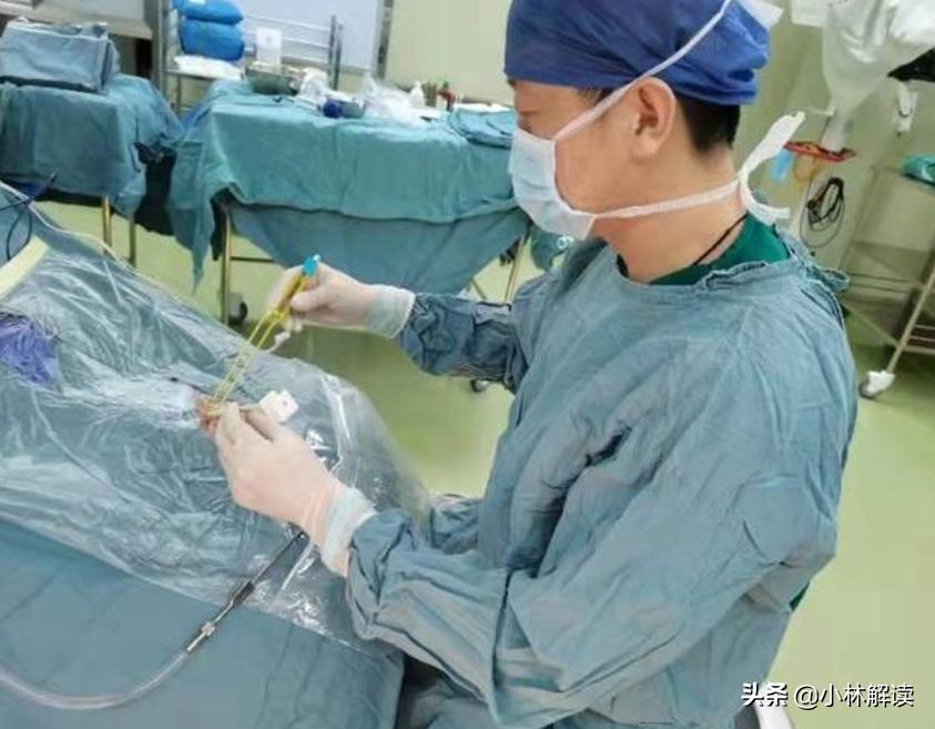 孩子被木棍插入脑中抢救无效死亡,小女孩逛商场摔倒被铁棍刺入大脑