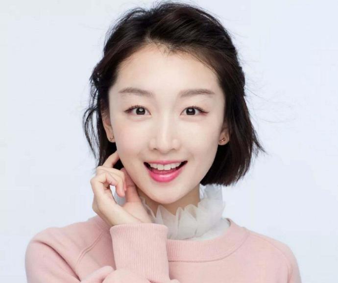 周冬雨相貌平平为什么那么火,周冬雨为什么一出道资源就那么好