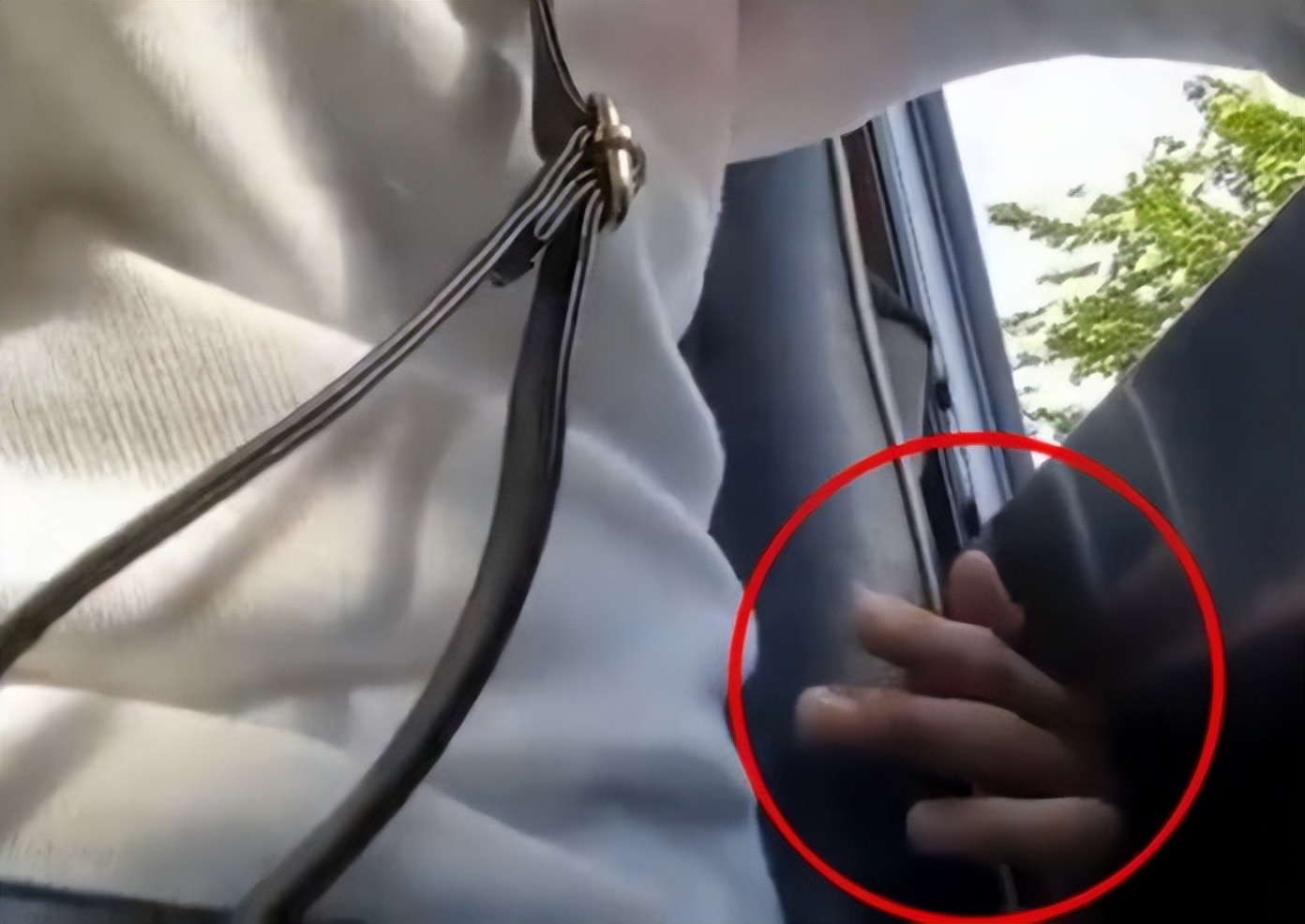 印度公交*狼色**猖獗，一枚小小的别针，成了众多女性的防身*器武**