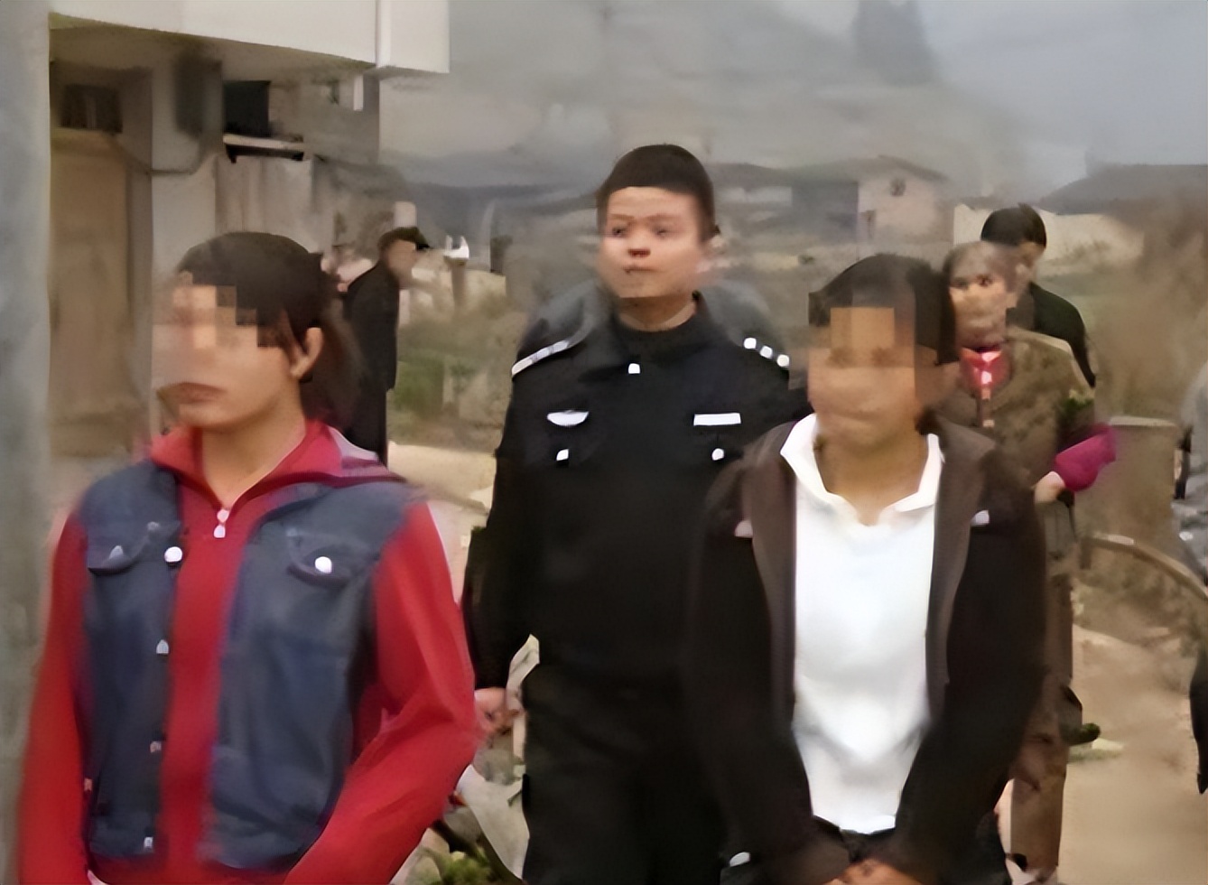 湖南新闻9岁女孩被人贩子拐走,17岁少女被拐后反把人贩子卖了