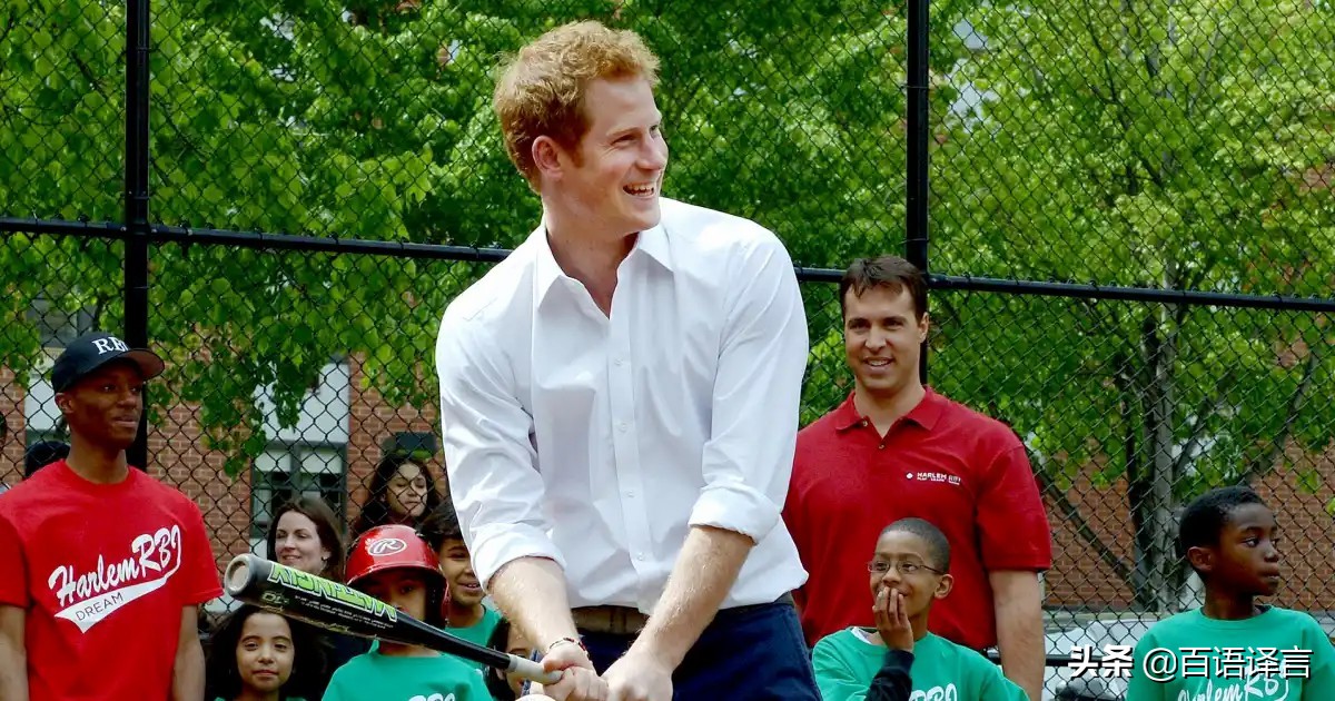 路易又抢女王风头！出席活动时要查尔斯抱，吻妈妈，站凳上吃零食