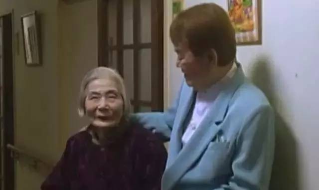 日本*女妓**玛丽，为等到心上人归来，78岁仍靠站街赚钱，受国人敬仰