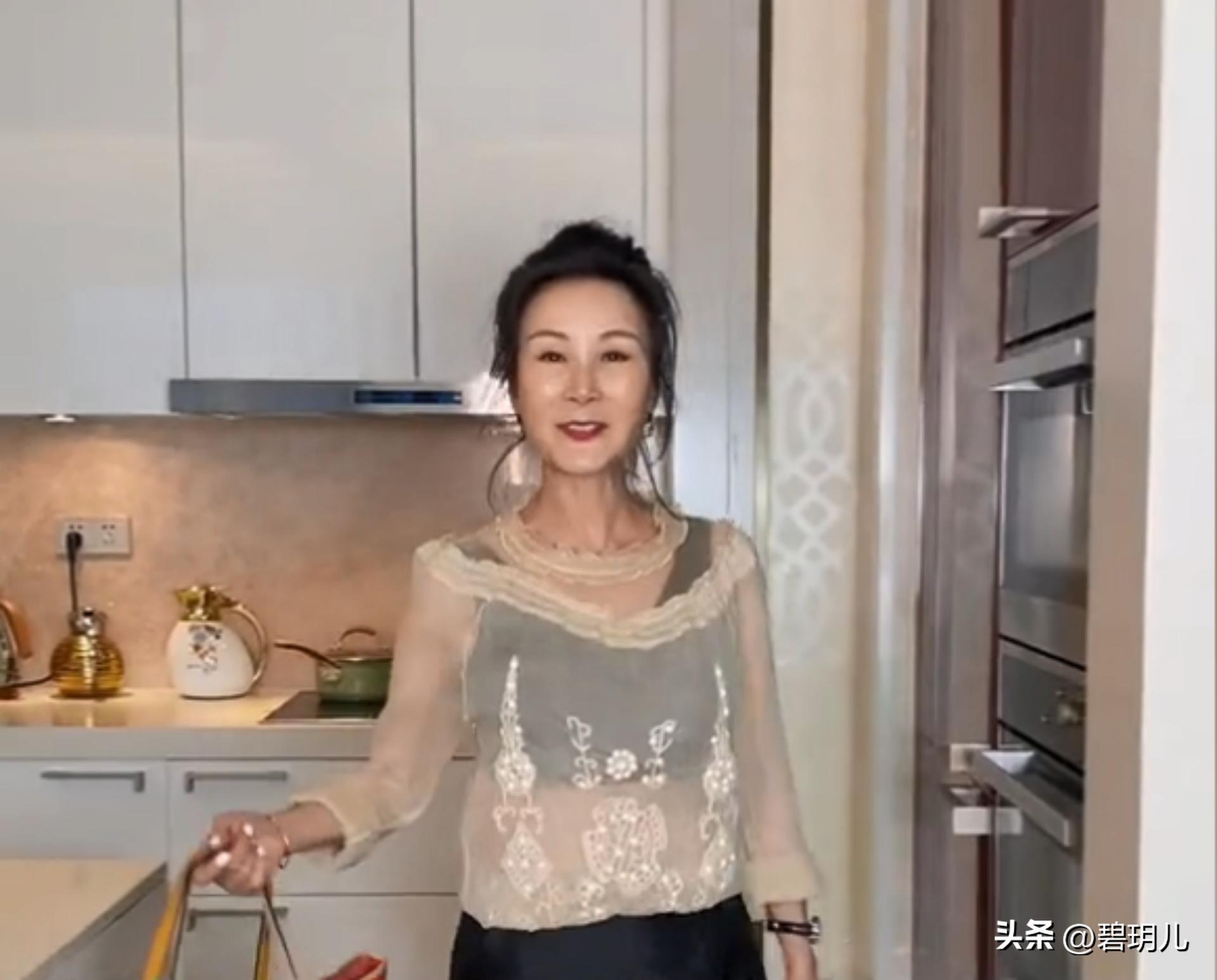 单亲妈妈雪瑞姑姑净身出户成富豪,雪瑞姑姑是离异吗