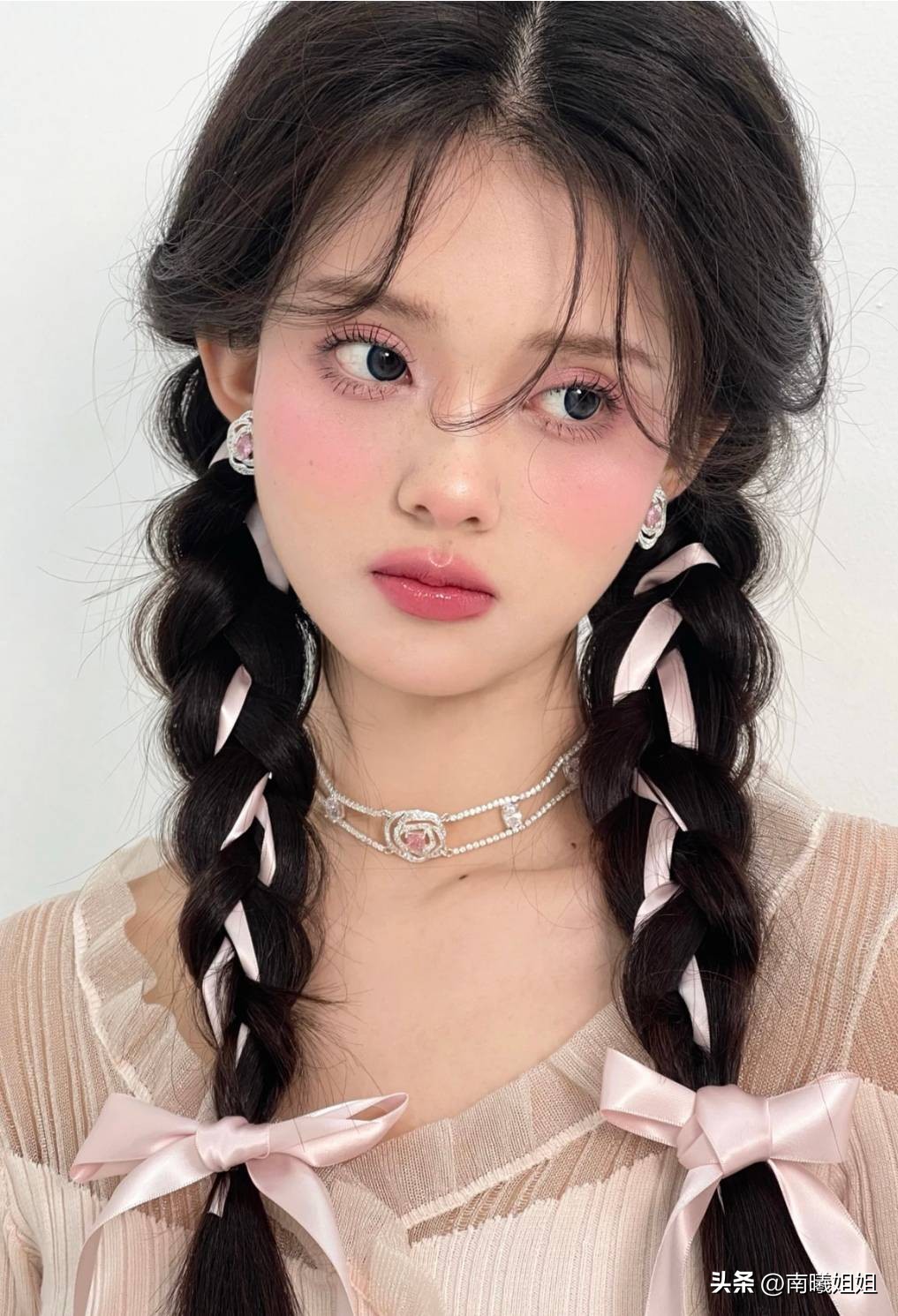 怎么扎丸子头显脸小编发,盘起来的编发显脸小丸子头