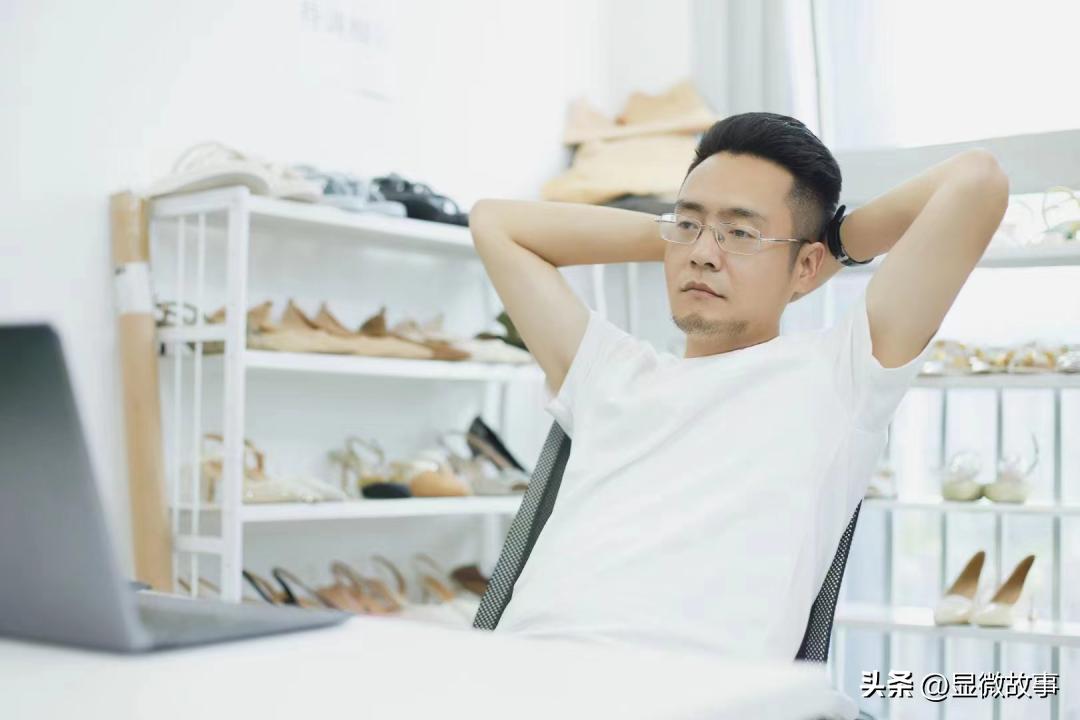 大叔穿上了高跟鞋,大叔穿高跟鞋卖鞋