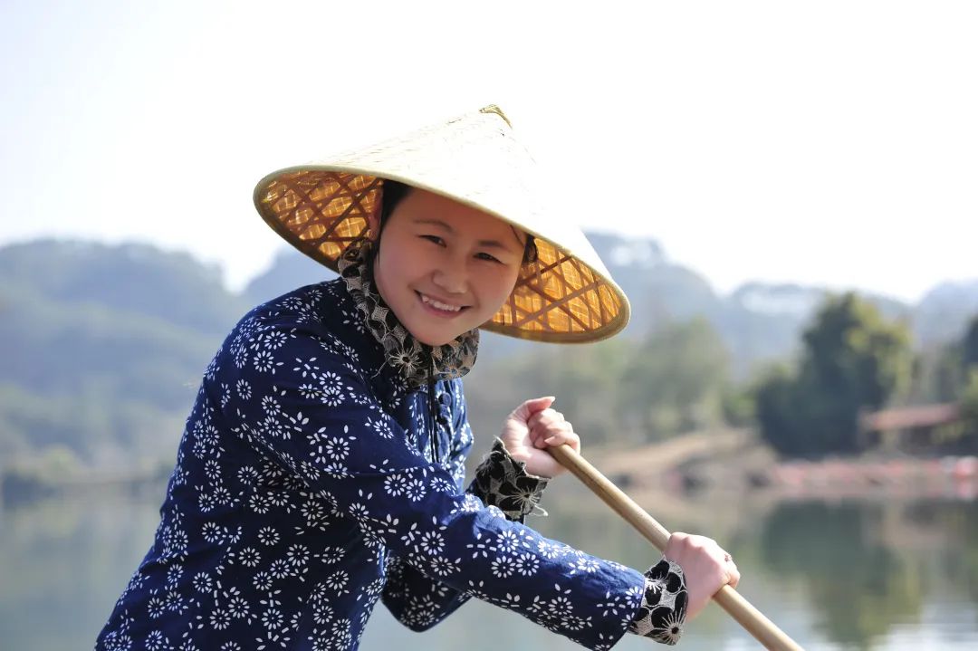 展风采•家故事全国最美家庭陈佳：武夷山九曲溪上的竹排夫妻