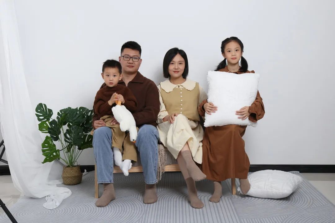 高颜值的一家四口好幸福,幸福四口之家一男一女