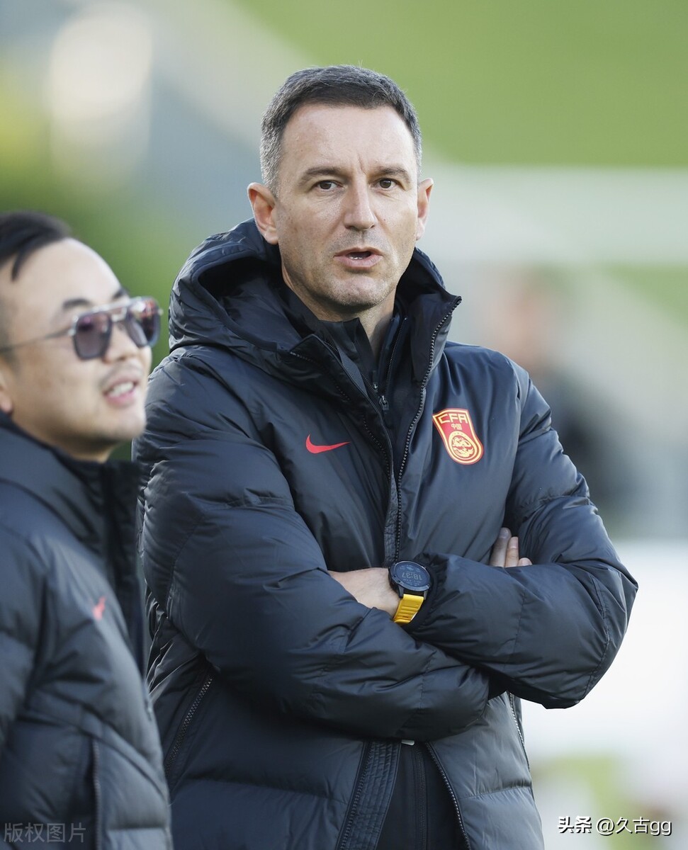 嘴硬？输球+8黄1红吴金贵心不甘，马镇一拳或“打蒙”扬科维奇