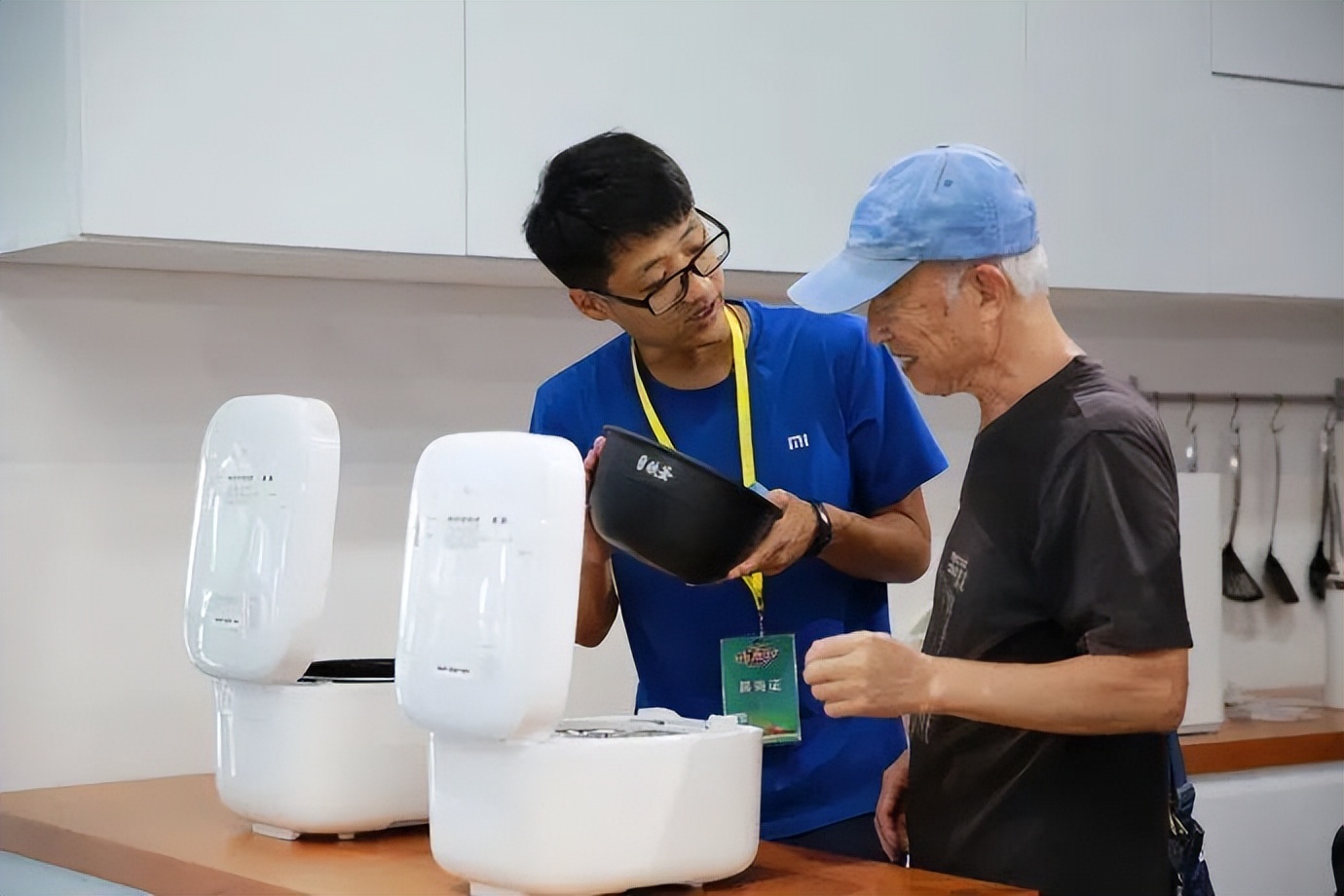 把电饭煲卖到东南亚，一年收入20亿，摩托罗拉前员工即将收获IPO