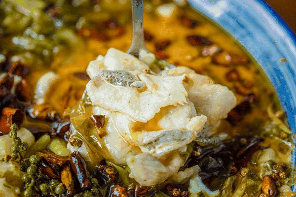 3.6亿条鲤鱼堵塞主要水道，随便一网数百条，澳洲人竟不会吃