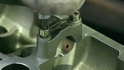 汽车工业探究丨在欧洲工厂,感受一下顶级跑车发动机是如何铸造的