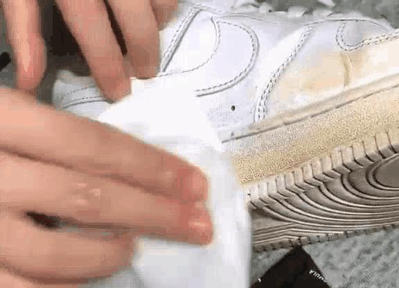 鞋子水洗后发黄,白鞋子怎样刷才能不发黄还很干净