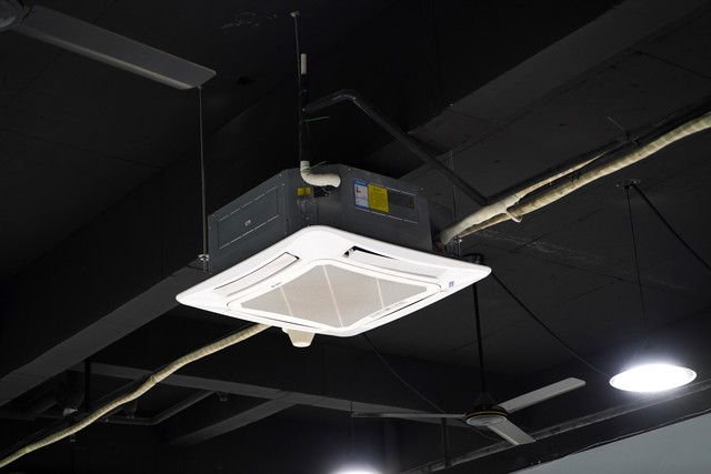 挂机跟中央空调比哪个省电,柜式空调和挂机哪个省电