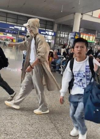 张杰谢娜现身上海高铁完整视频,张杰谢娜助理