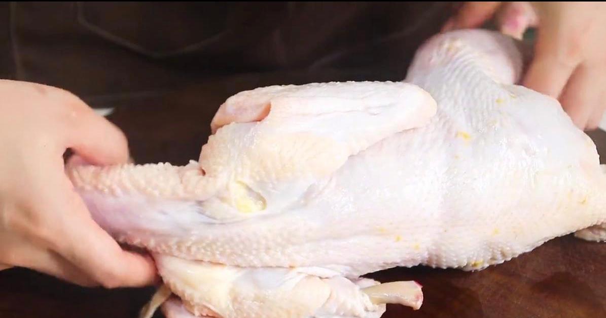 炖鸡肉时切记别直接焯水教你一招,炖鸡肉别直接焯水教你正确做法