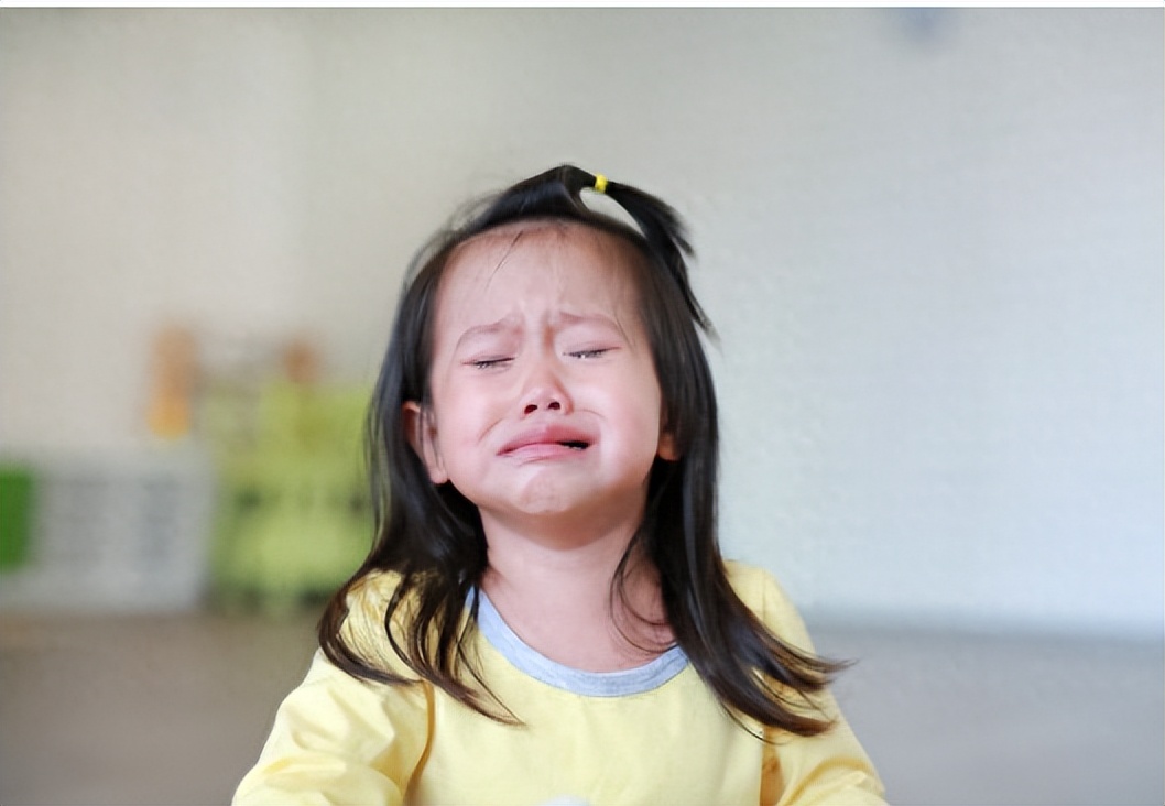 变态老头猥亵10岁女孩，被抓时拉链都没关，称：就摸了怎么样？