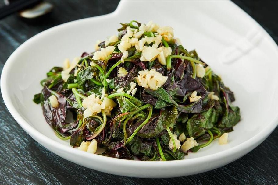 少吃花生多吃碱性菜头发乌黑,50岁后少吃花生多吃三种碱性菜