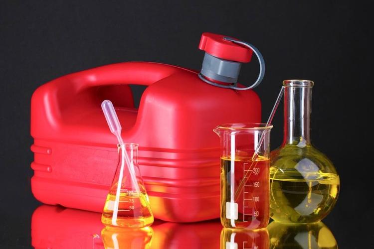 一桶原油提炼多少成品92号汽油,一吨原油能提炼多少柴油和汽油