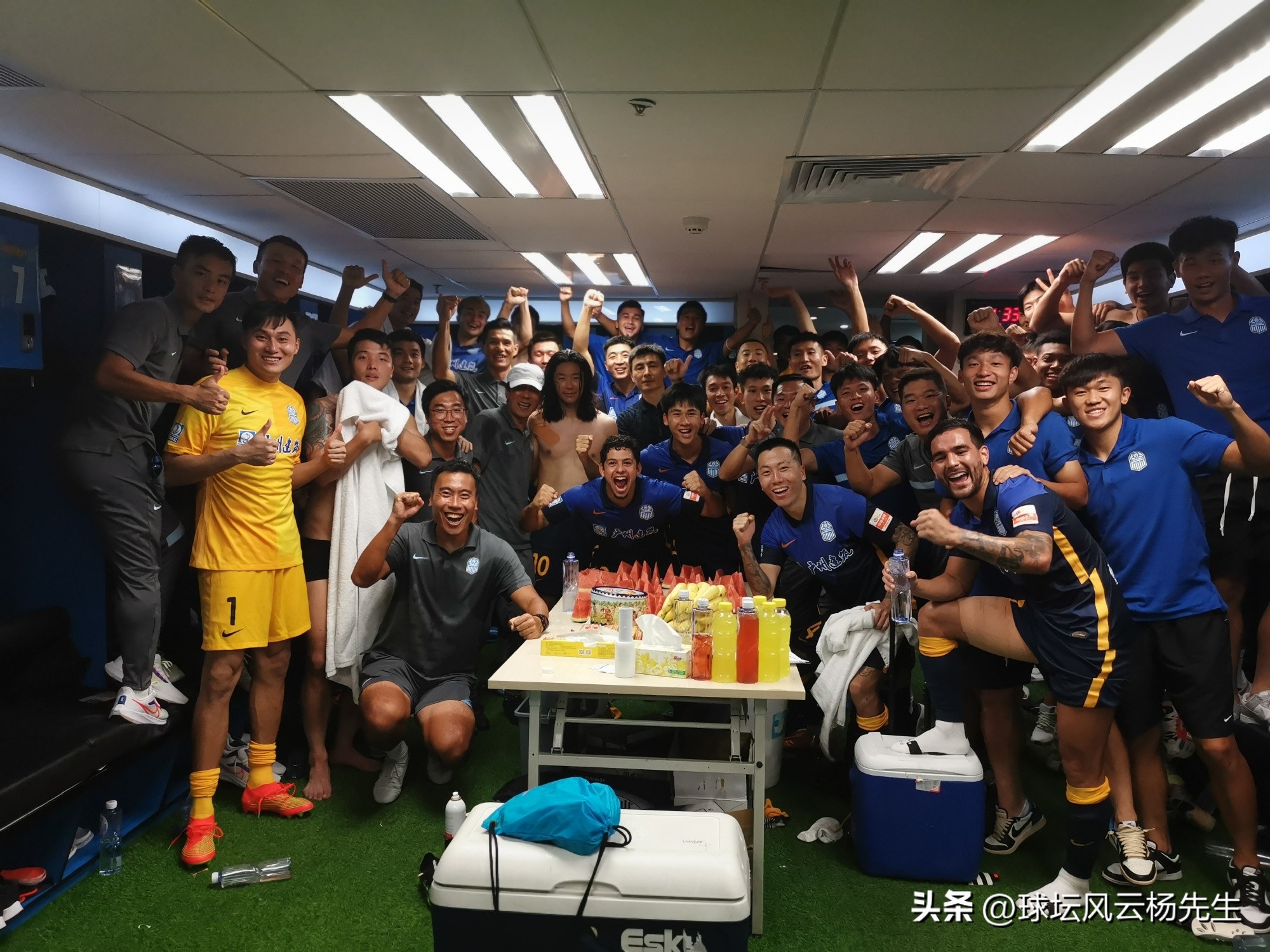 韦世豪球门前互相传球空门打飞,韦世豪空门没进中国队