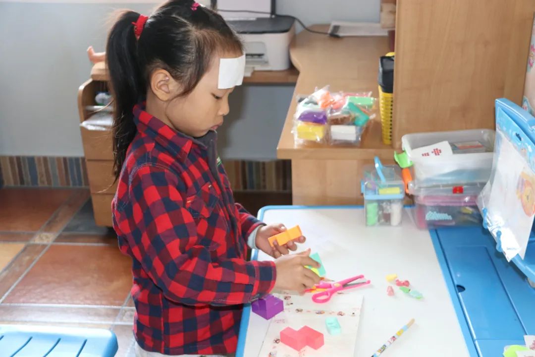 火锅店老板娘破产带着*女幼**跑闪送，每天挣够200元就回家