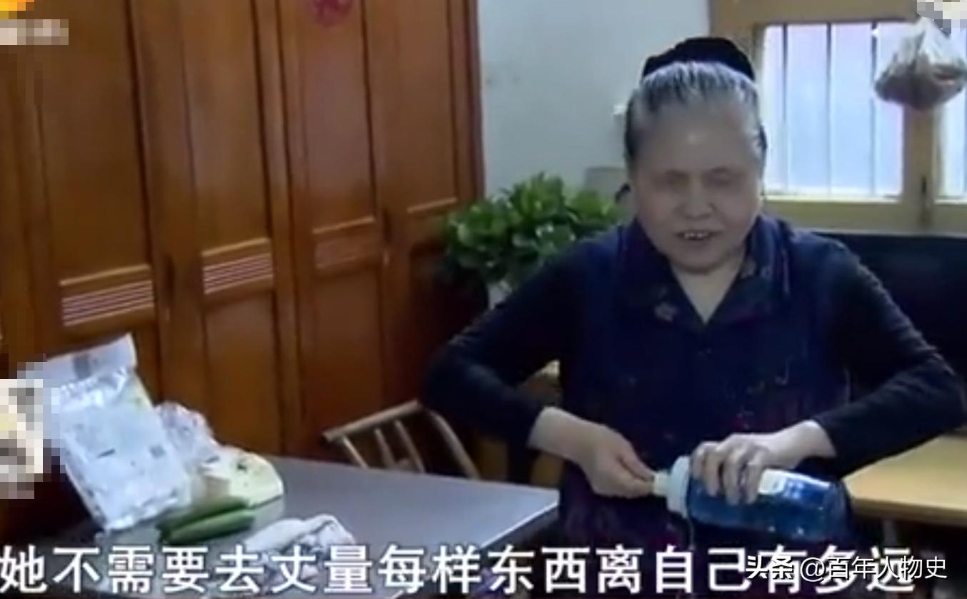 脑瘫男孩被丢给奶奶照顾,13岁孩子瘫痪在床