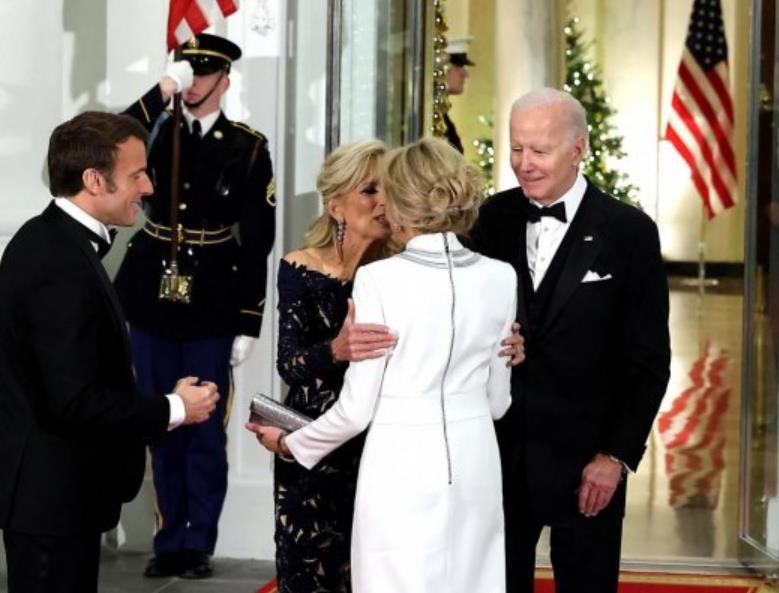 布丽吉特惊艳的连衣裙,布丽吉特的西服