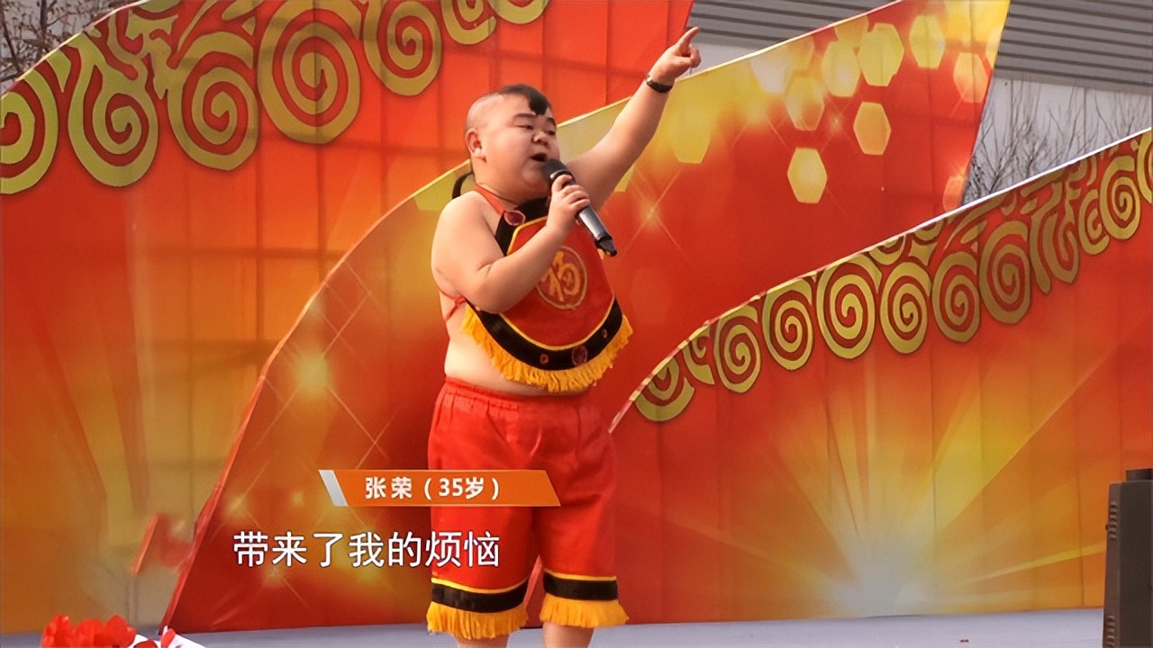 重庆1米2小男人娶1米65女演员，买7套房开豪车，却担心孩子长不高