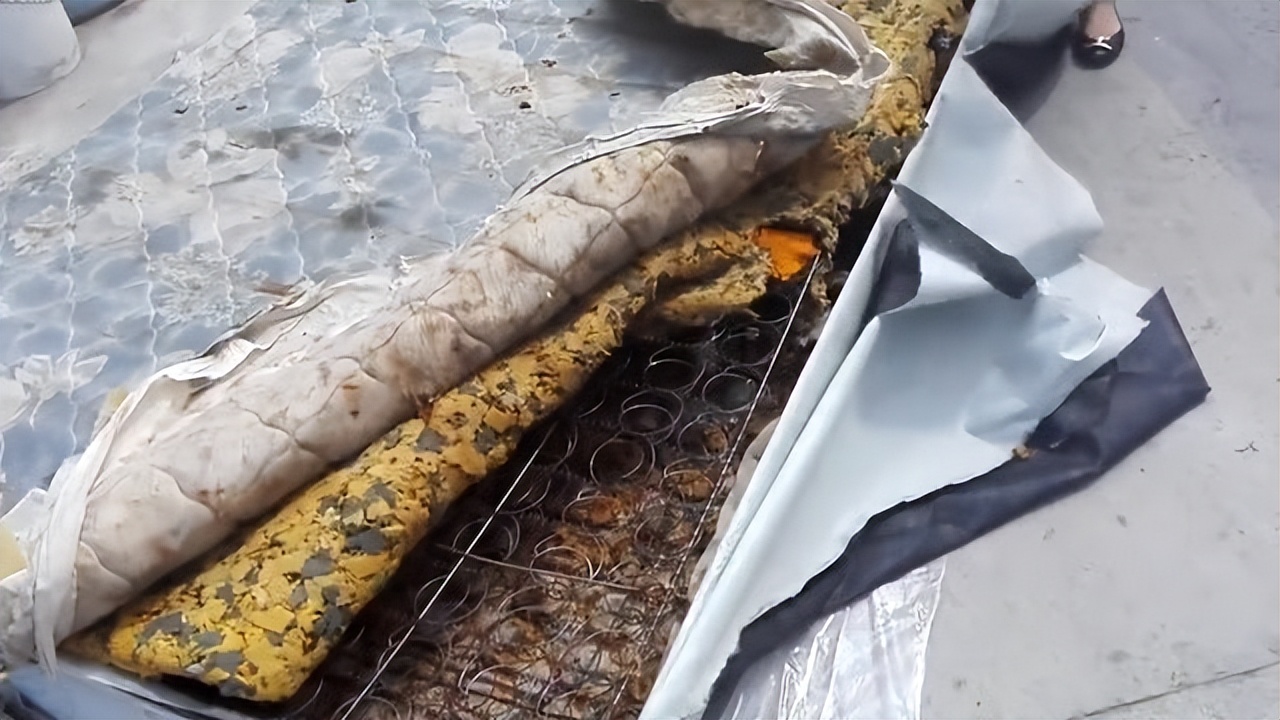 床垫顽固血渍去除的最佳方法,床垫沾到血怎么去除