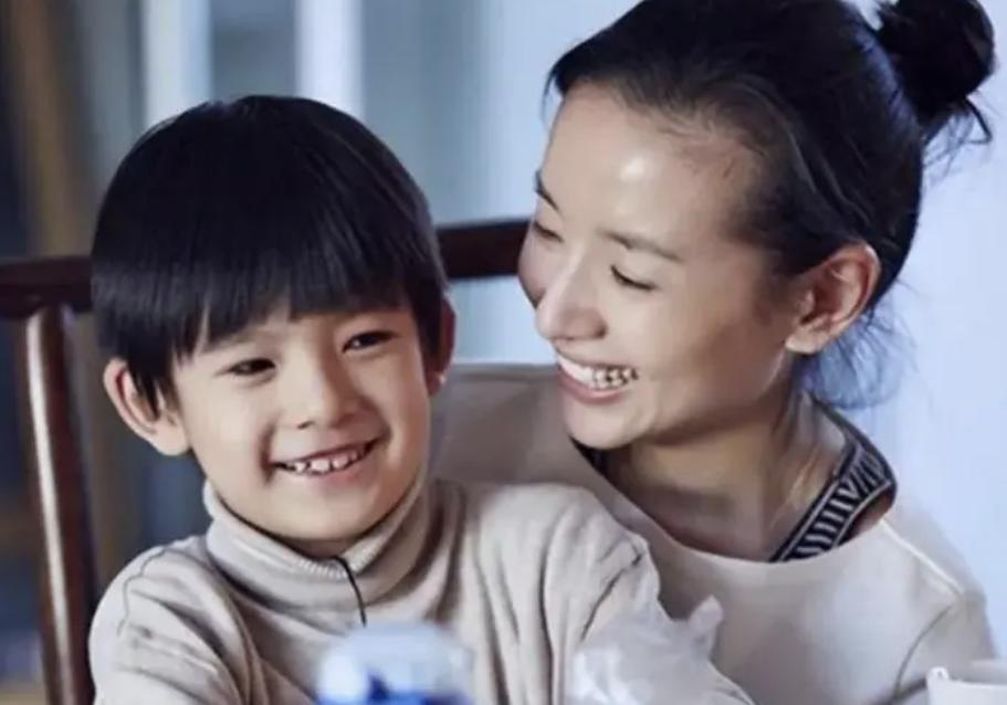 董洁身穿瑜伽裤亮相直播间,43岁董洁穿瑜伽服直播带货视频