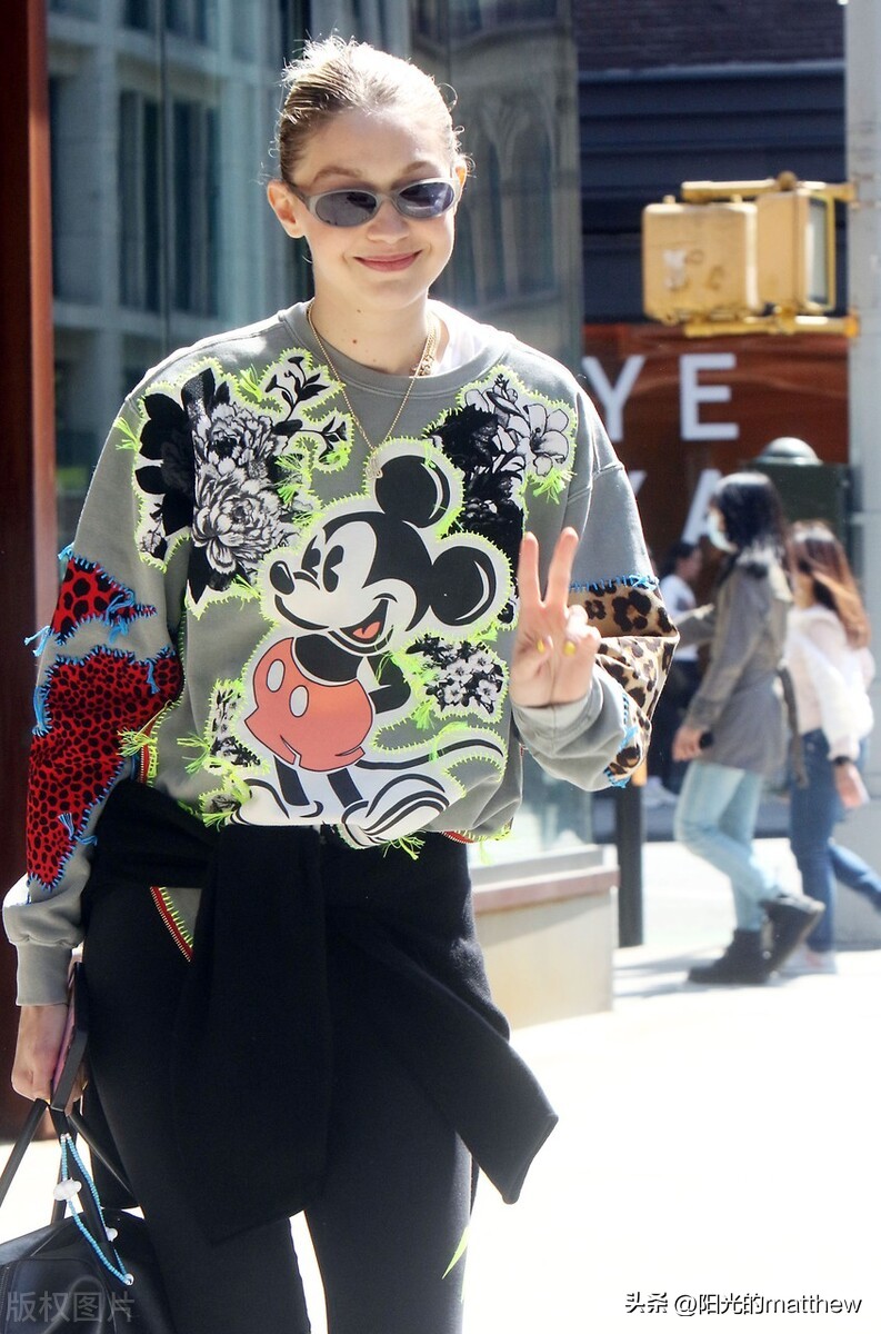 吉吉哈迪德现身伦敦黄色连衣裙,吉吉哈迪德参加巴黎时装周