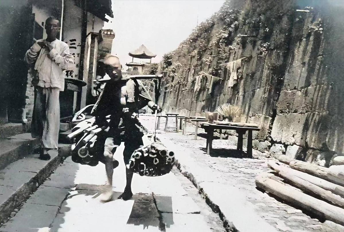 侵华日军*行暴**照片，女子为活命，脱下衣服让日本人拍摄，*辱侮**致死