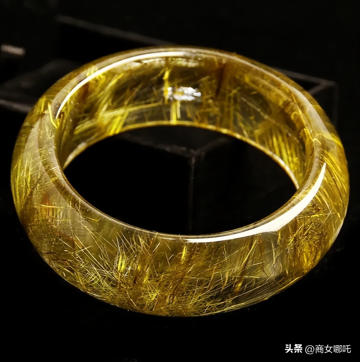 除了金银还有什么首饰,天然宝石制成的手镯