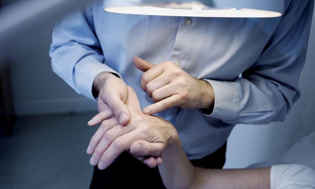 红霉素软膏与姜末祛老年斑有用吗,红霉素软膏能淡化老年斑吗