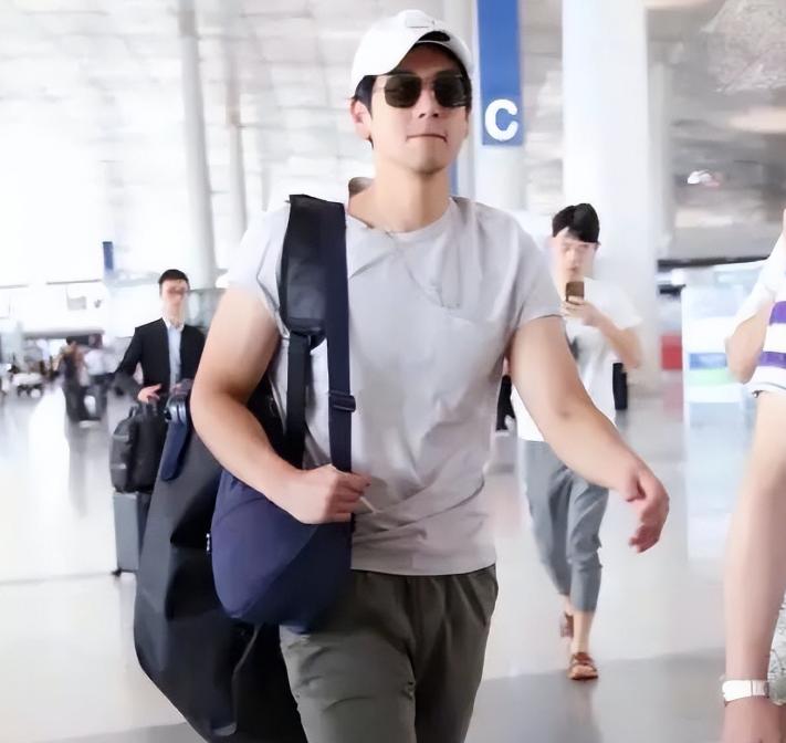 40岁的男人夏天穿什么颜色的t恤,夏季老男人穿什么颜色t恤好